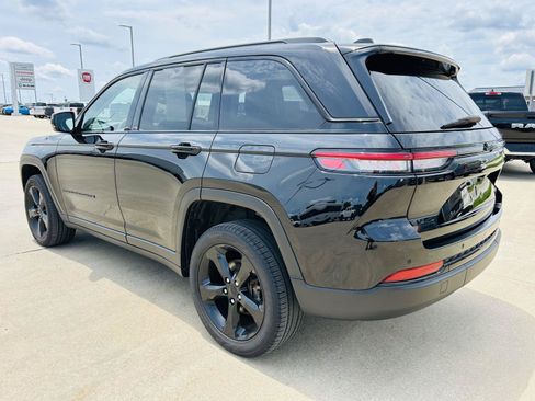Used 2023 Jeep Grand Cherokee Limited w/ Black Appearance Package AWD/4WD image 39