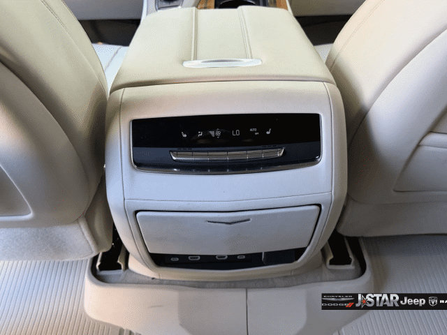 Used 2024 Cadillac Escalade ESV Sport Platinum w/ LPO, ONYX Package AWD/4WD image 31