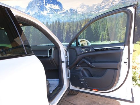 Used 2017 Porsche Cayenne S image 30