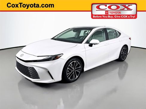 Used 2025 Toyota Camry XLE image 1