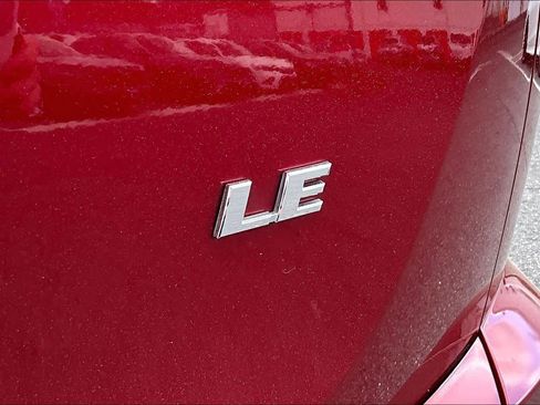 Used 2018 Toyota RAV4 LE FWD image 10