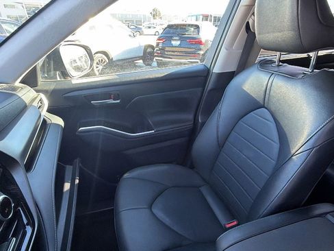 Used 2023 Toyota Highlander XLE image 22