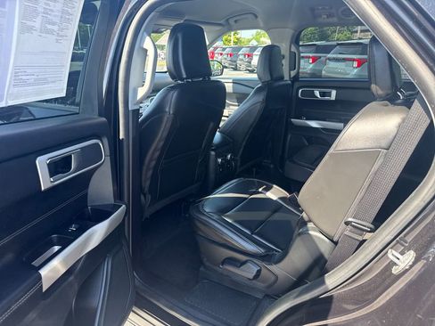 Used 2022 Ford Explorer XLT w/ Equipment Group 202A AWD/4WD image 18