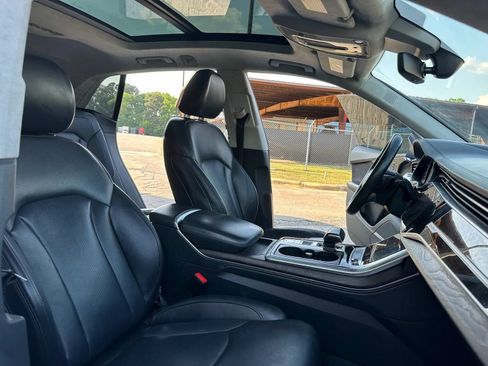 Used 2019 Audi Q8 Prestige w/ Luxury Package AWD/4WD image 32
