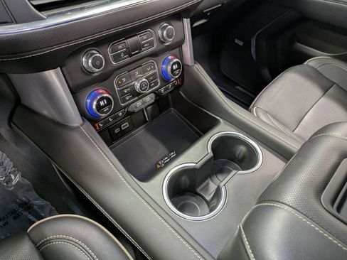 Used 2023 GMC Yukon SLT w/ SLT Luxury Package image 14