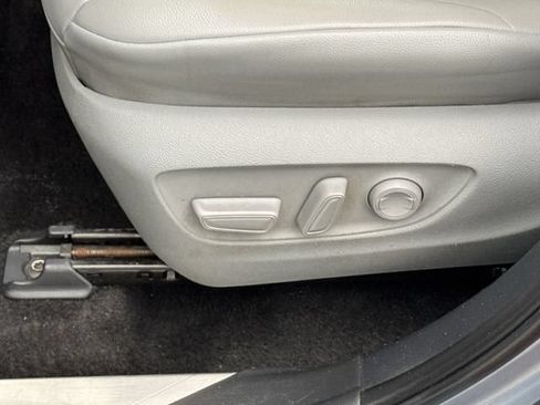 Used 2024 Toyota Highlander XLE FWD image 24