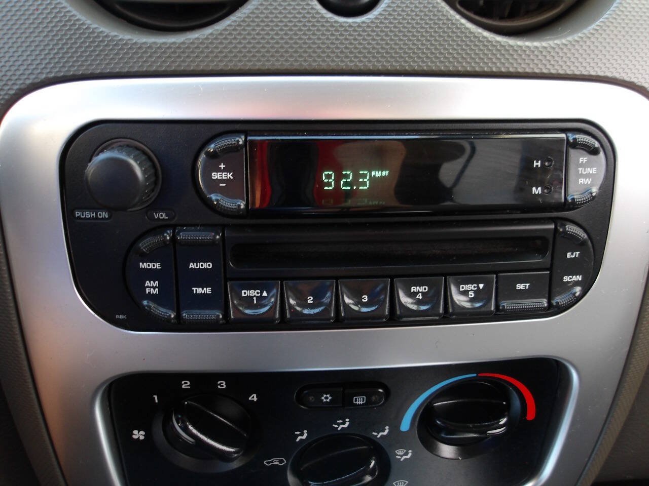 Used 2005 Jeep Liberty Limited AWD/4WD image 12