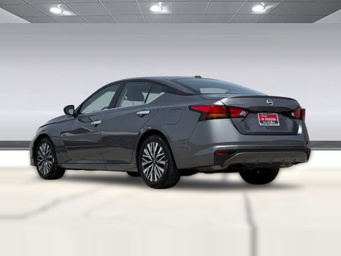 Used 2025 Nissan Altima 2.5 SV FWD image 3