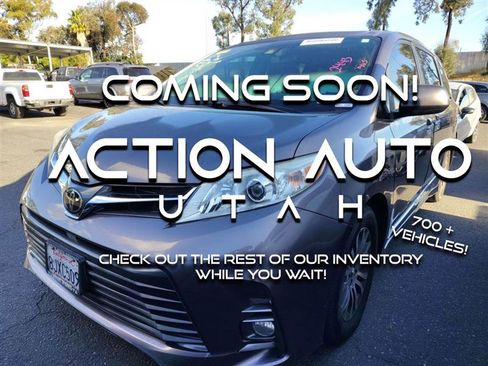 Used 2019 Toyota Sienna XLE w/ XLE Navigation Package FWD image 1