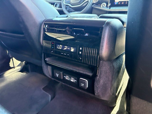 Used 2023 Jeep Wagoneer 4WD w/ Convenience Group I image 29