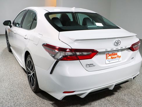Used 2024 Toyota Camry SE image 9