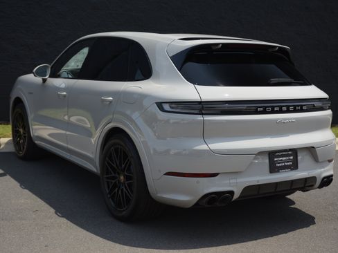 Certified 2025 Porsche Cayenne S AWD/4WD image 3