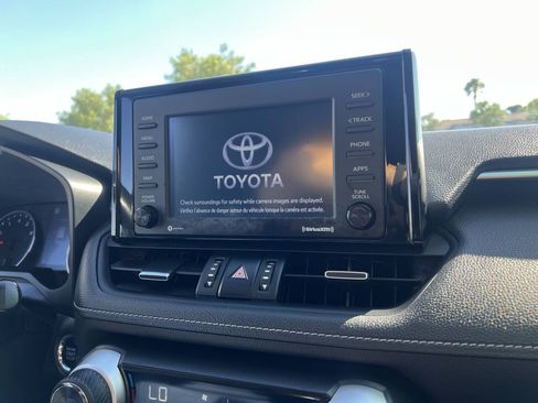 Used 2020 Toyota RAV4 XLE Premium FWD image 4
