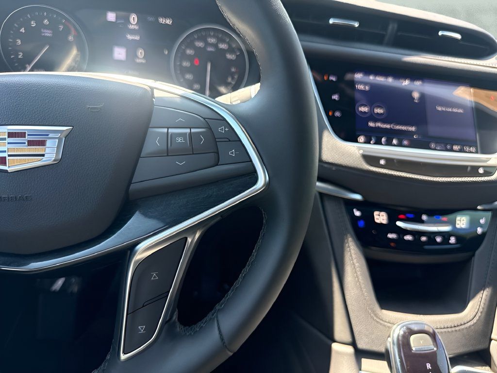 Used 2026 Cadillac XT5 Premium Luxury w/ LPO, ONYX Package FWD image 18