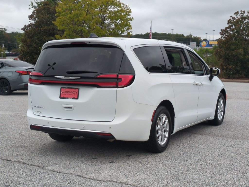 Used 2023 Chrysler Pacifica Touring-L FWD image 3