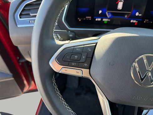 Used 2023 Volkswagen Tiguan SE image 14