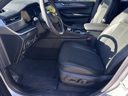 New 2025 Jeep Grand Cherokee Laredo image 9