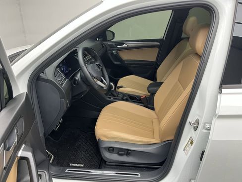 Used 2024 Volkswagen Tiguan SE R-Line image 2