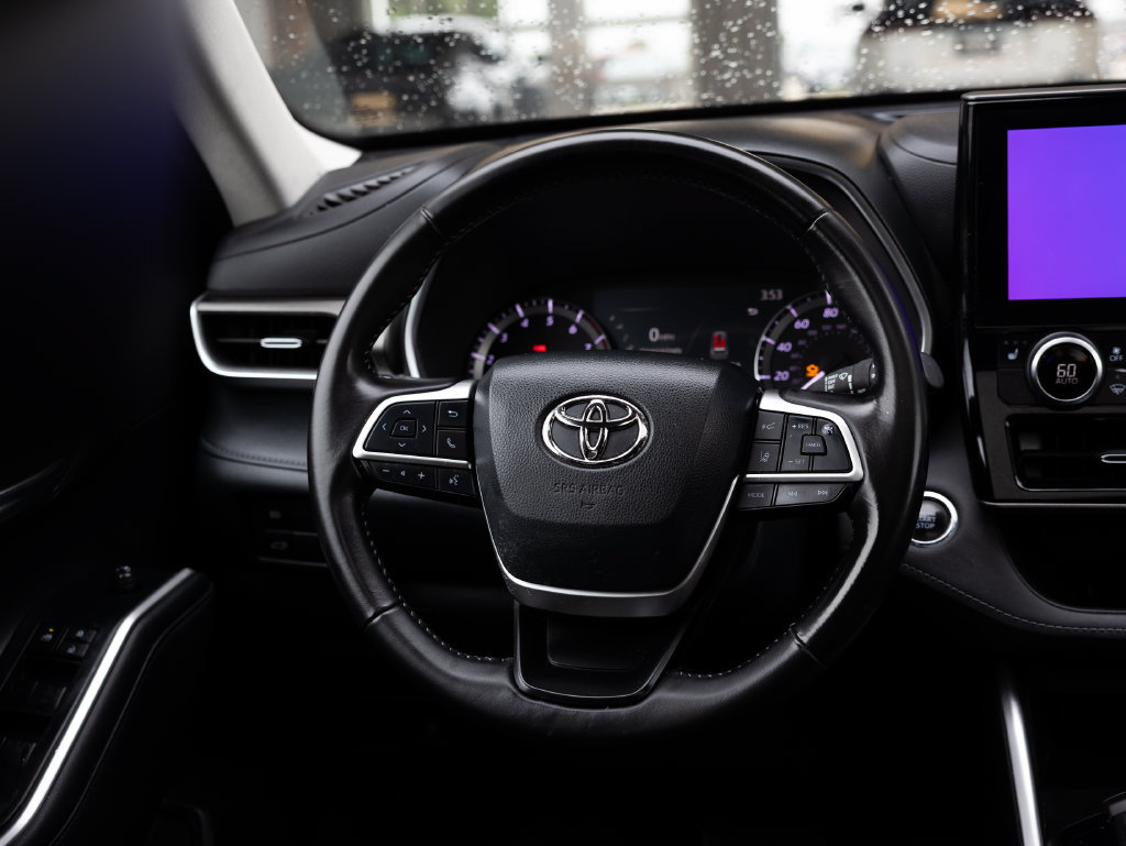 Used 2023 Toyota Highlander XLE AWD/4WD image 14