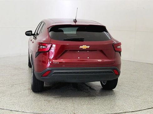 Used 2024 Chevrolet Trax LS w/ LS Convenience Package FWD image 6