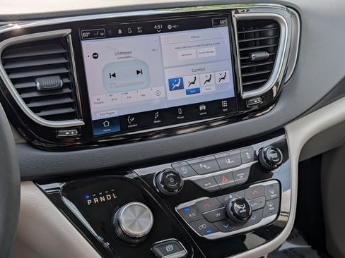 Used 2023 Chrysler Pacifica Touring-L image 18