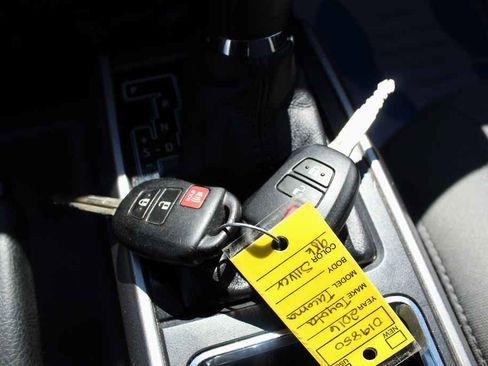 Used 2016 Toyota Tacoma SR5 w/ SR5 Appearance Package (SN) image 22