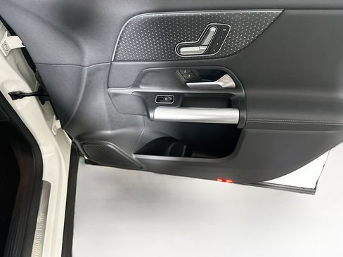 Used 2025 Mercedes-Benz GLA 250 4MATIC image 32