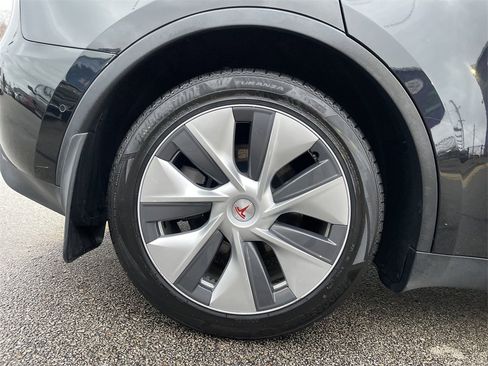 Used 2021 Tesla Model Y Long Range image 12