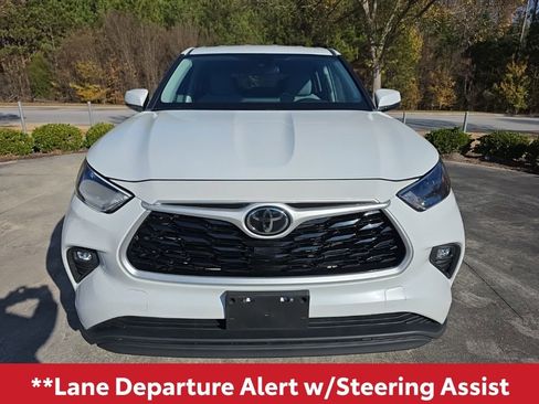 Used 2023 Toyota Highlander LE image 11