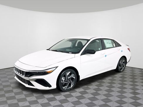 New 2025 Hyundai Elantra SEL FWD image 2
