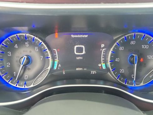 Used 2017 Chrysler Pacifica Limited w/ UConnect Theater Package FWD image 13
