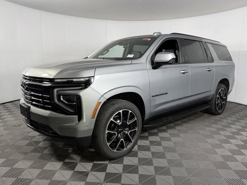 Used 2025 Chevrolet Suburban RST image 3