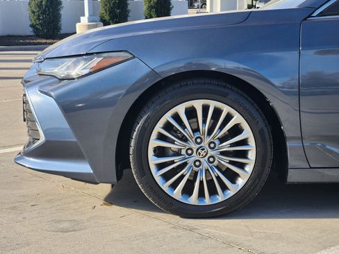 Used 2021 Toyota Avalon Limited image 9