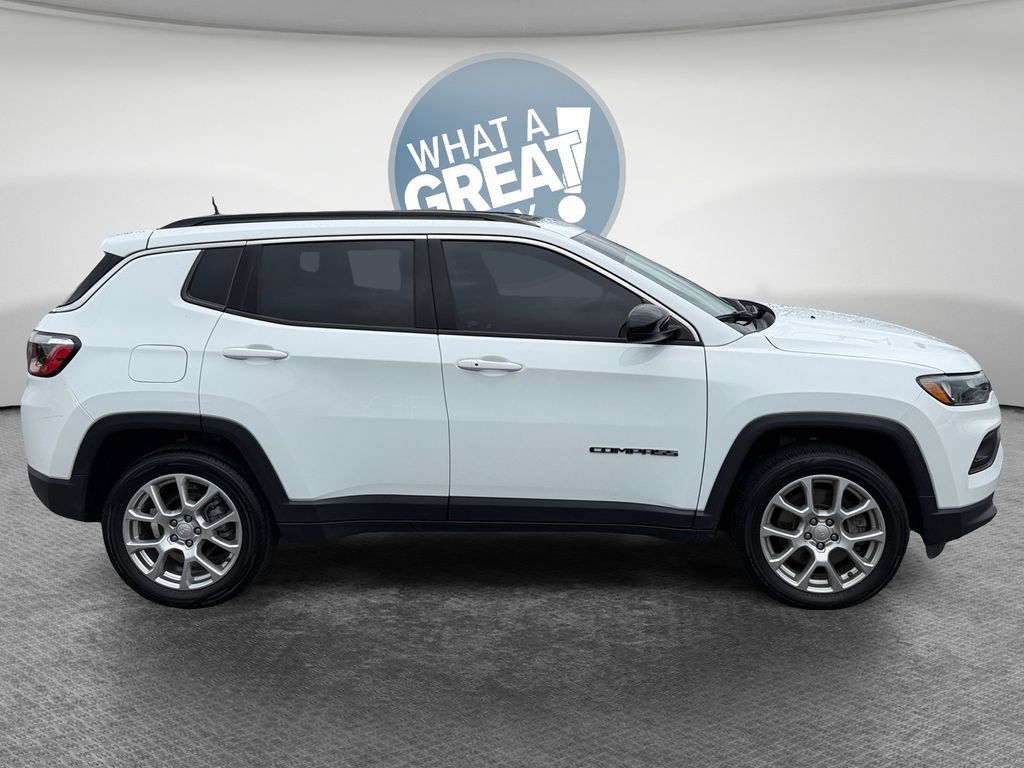 Used 2023 Jeep Compass Latitude w/ Sun and Sound Group AWD/4WD image 2