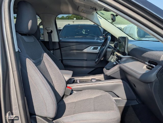 Used 2025 Ford Explorer Active RWD image 30
