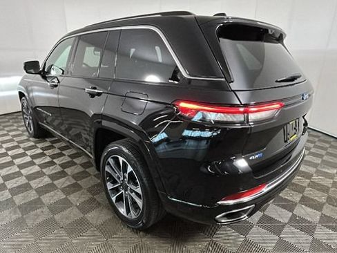 Used 2023 Jeep Grand Cherokee Overland w/ Luxury Tech Group IV AWD/4WD image 4
