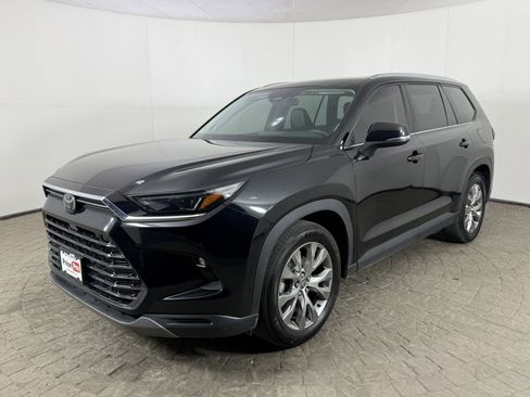 Used 2024 Toyota Grand Highlander AWD image 3