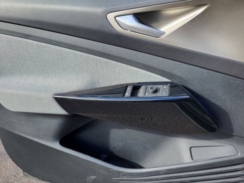 Used 2023 Volkswagen ID.4 Pro image 14