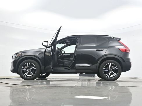 Used 2024 Volvo XC40 B5 Core image 35