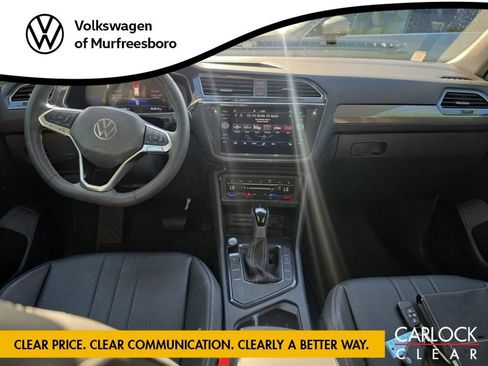 Used 2023 Volkswagen Tiguan SE w/ Panoramic Sunroof Package FWD image 9