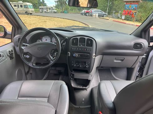 Used 2004 Dodge Grand Caravan SXT w/ Premium Group FWD image 21