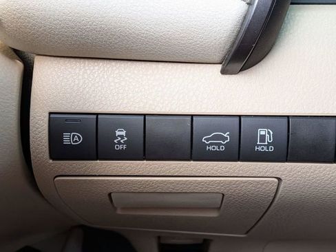 Used 2019 Toyota Camry LE FWD image 21