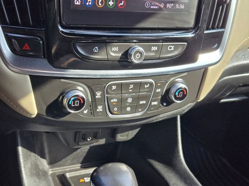 Used 2022 Chevrolet Traverse LT FWD image 17