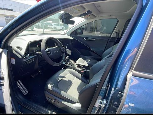 Used 2023 Kia Niro EX Touring image 3