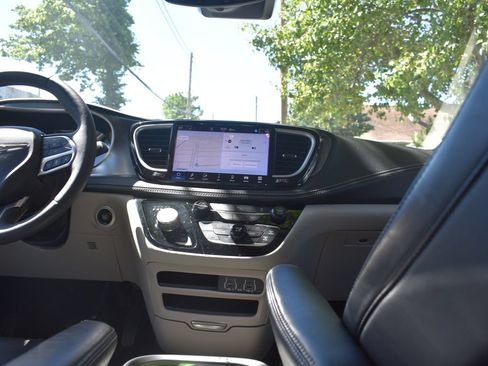 Used 2024 Chrysler Pacifica Limited FWD image 25