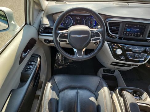 Used 2019 Chrysler Pacifica Touring-L FWD image 12