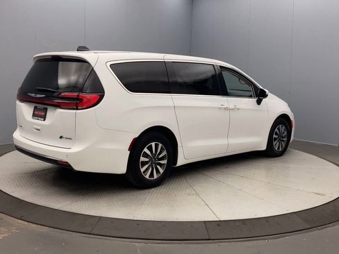 Used 2023 Chrysler Pacifica Touring-L FWD image 5