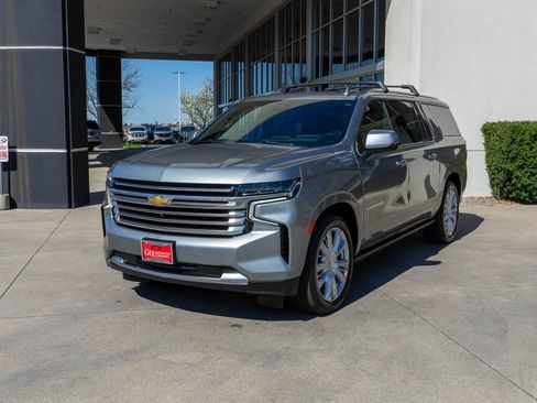 Used 2024 Chevrolet Suburban High Country AWD/4WD image 3