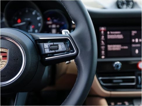 Certified 2025 Porsche Macan image 16
