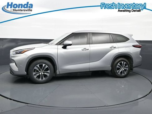 Used 2024 Toyota Highlander XLE FWD image 6